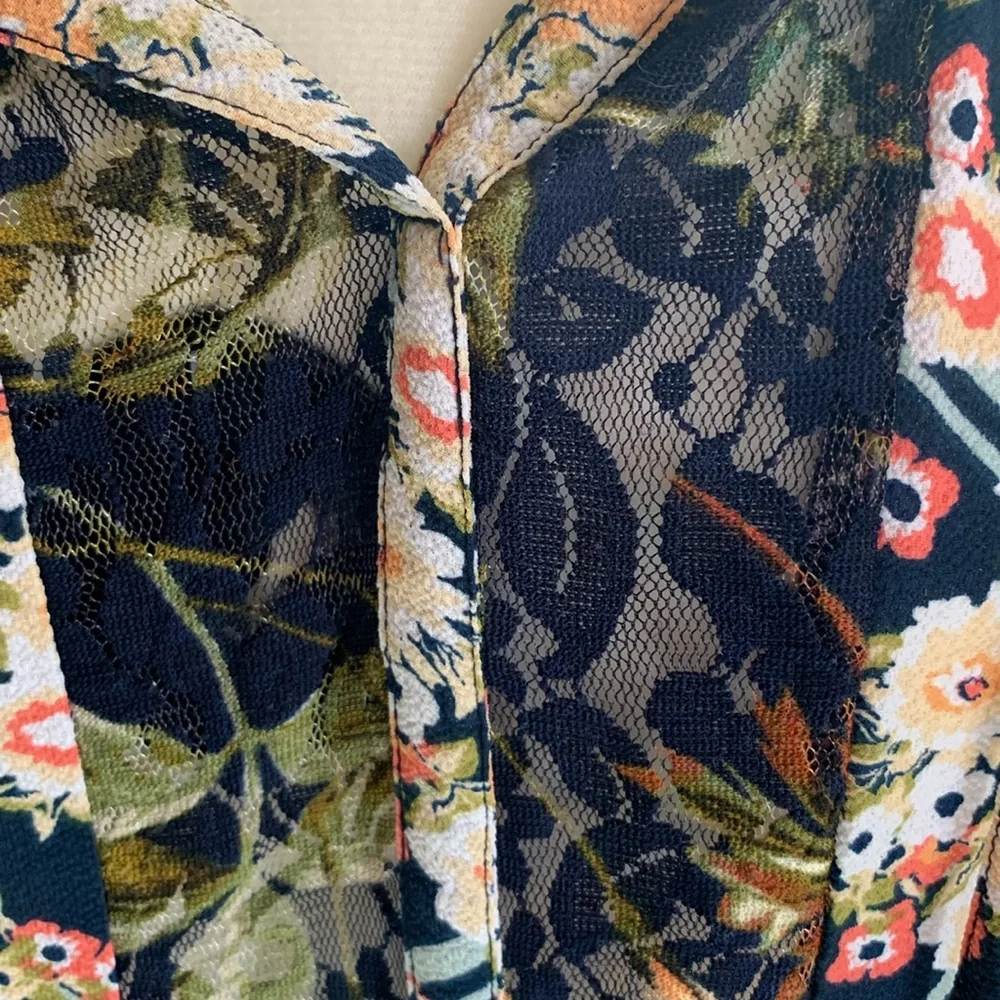 fig and flower size large , EUC ladies blouse lace front - Picture 2 of 3